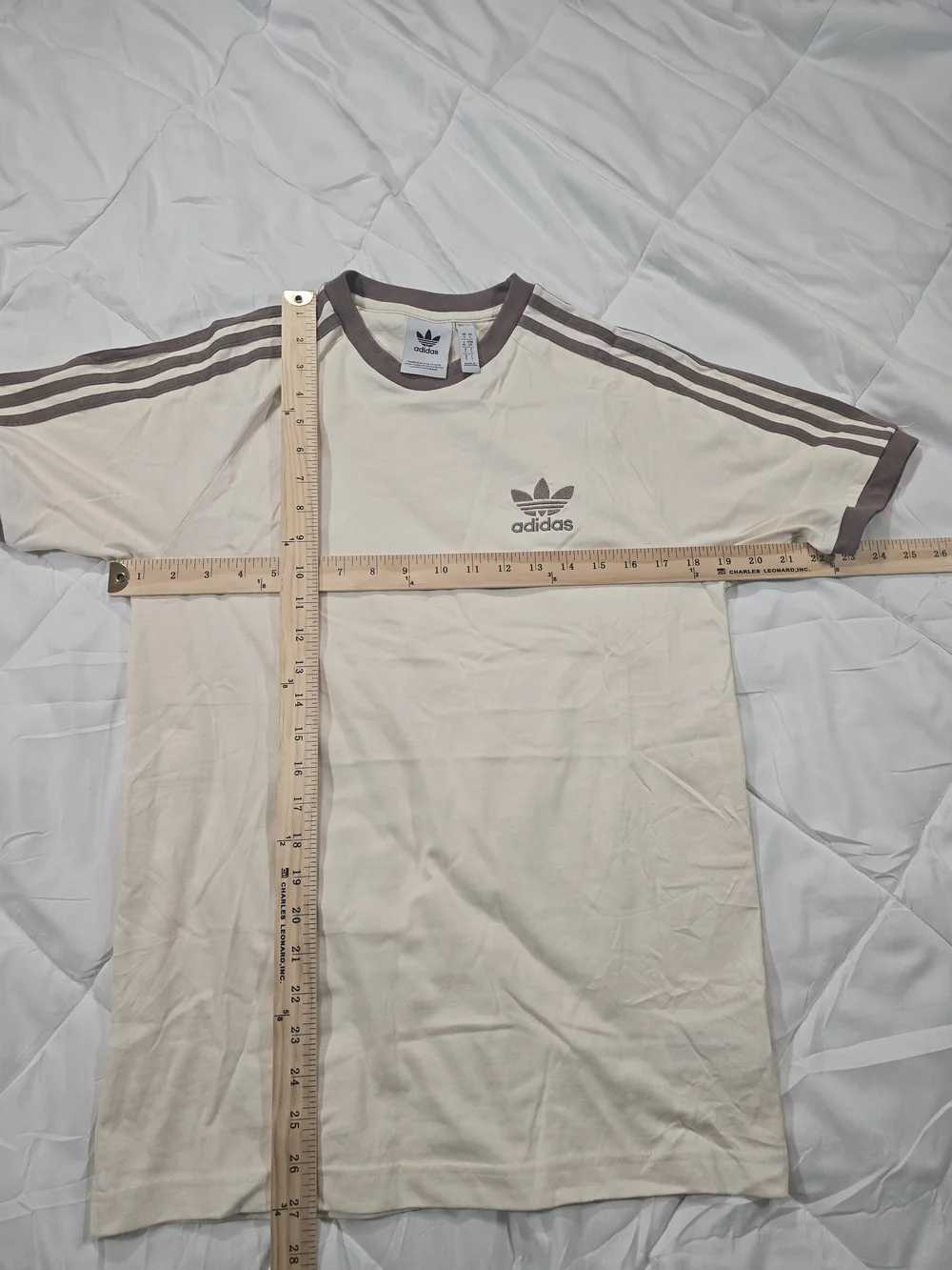 adidas Men's Cream Short-Sleeve Tee with Brown Accents. Size Small